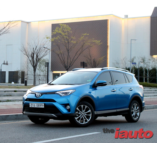 부드럽고 터프한 토요타 RAV4 하이브리드