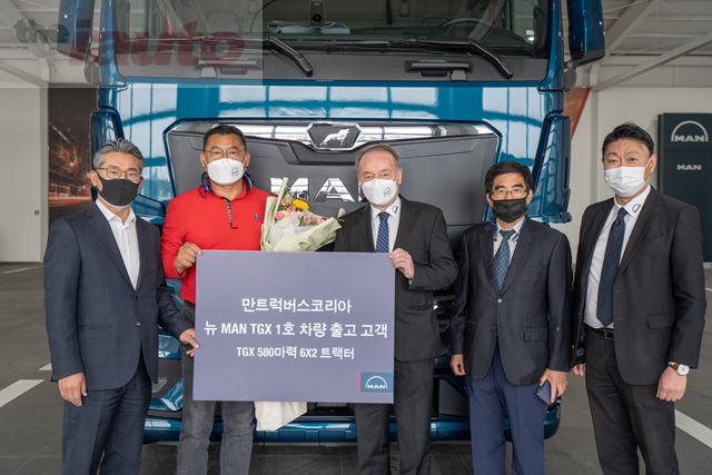 만트럭버스코리아, 20년 만에 풀체인지 된 뉴 MAN TGX 1호차 고객에게 전달
