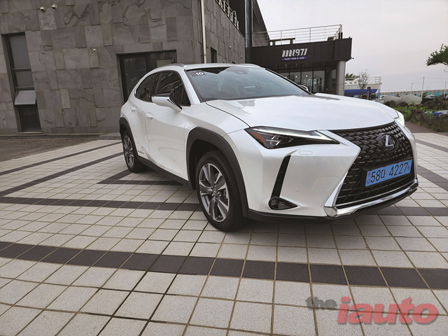 순수전기차로의 첫 스타트, 렉서스 UX 300e