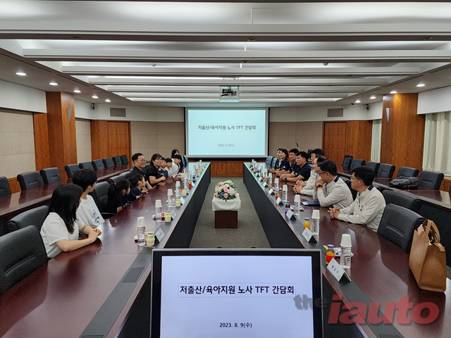 현대차 노사, 전주공장 여덟 자녀 직원에 스타리아 선물