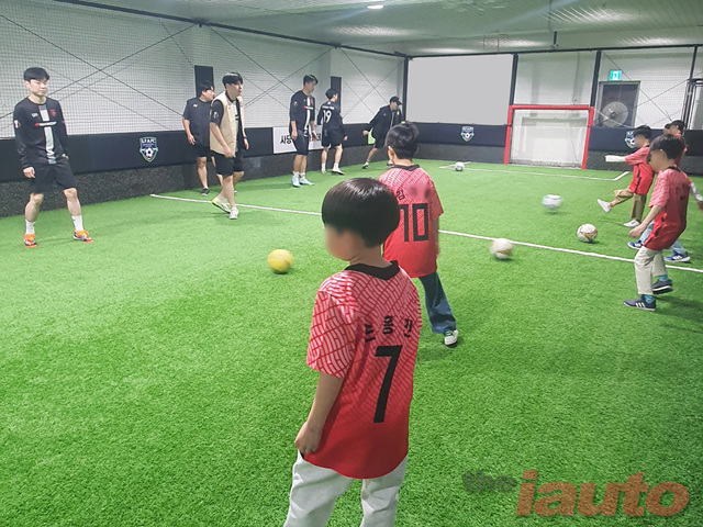 한국타이어, 취약계층 아동 위해 임직원 ‘축구 교실’ 봉사활동 진행