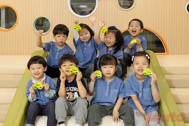 볼보자동차코리아, 한국보육진흥원과 협력해 육아종합지원센터에 어린이 안전 키링 15,800개 기증