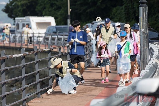 볼보그룹코리아, 창원 귀산해변서 ‘가족과 함께하는 플로깅(Plogging)’ 활동 전개