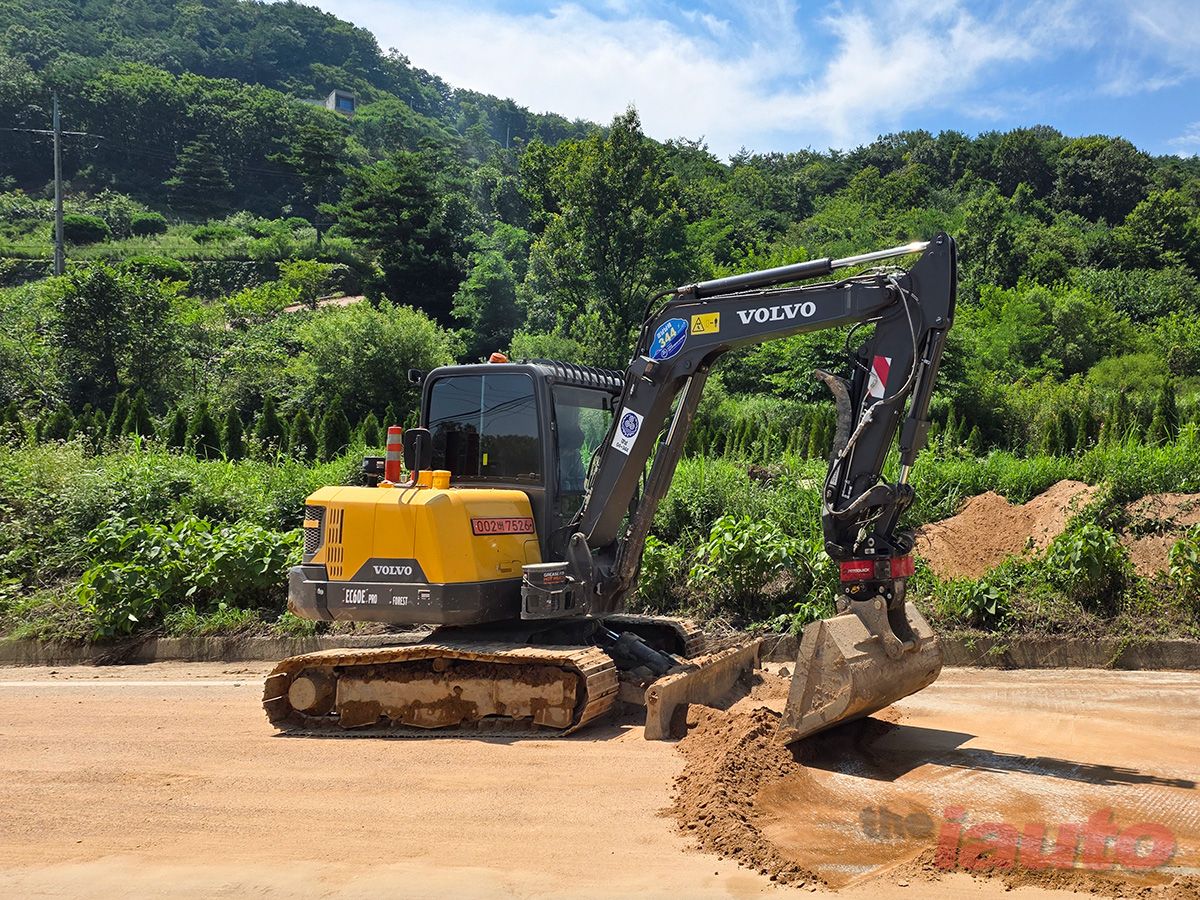 볼보그룹코리아·볼보트럭코리아, 경남 산청군 수해복구 위해 굴착기·트럭 지원